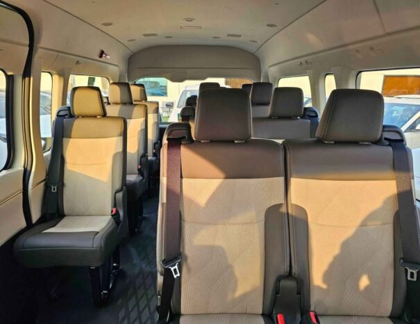 TOYOTA HIACE Image 2