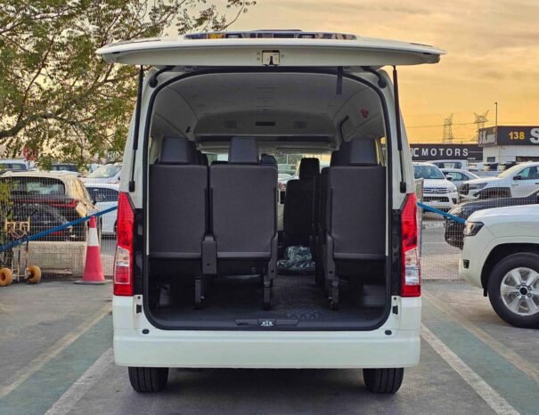 TOYOTA HIACE Image 10