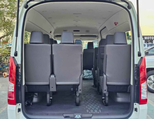 TOYOTA HIACE Image 9