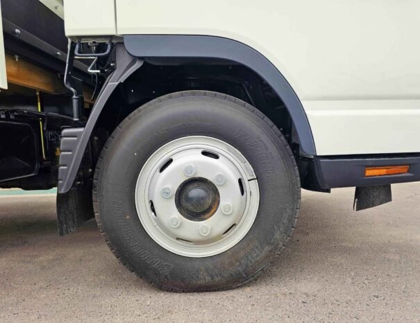 MITSUBISHI FUSO Image 18