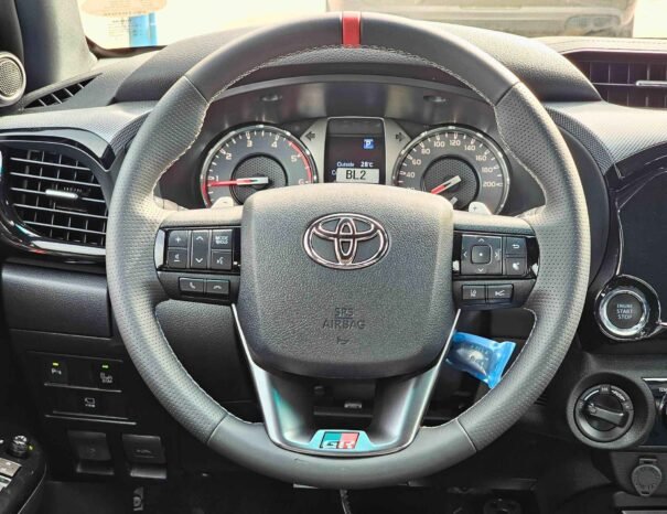 TOYOTA HILUX Image 4