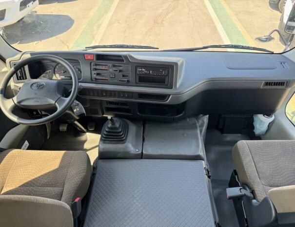 TOYOTA COASTER Image 10
