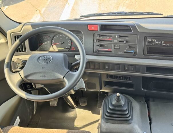 TOYOTA COASTER Image 9