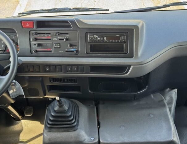 TOYOTA COASTER Image 8