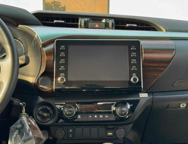 TOYOTA HILUX Image 11