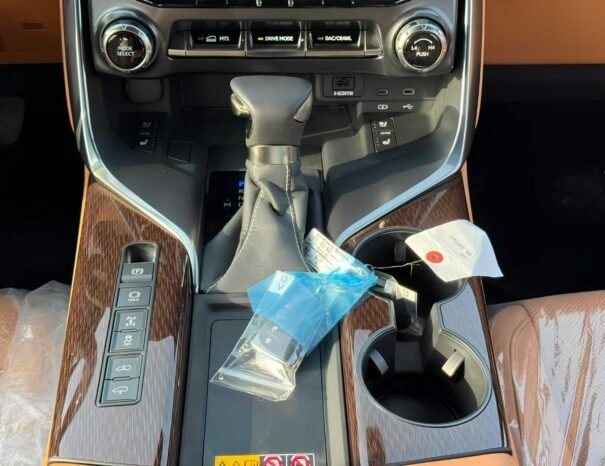 LEXUS LX 600 Image 2