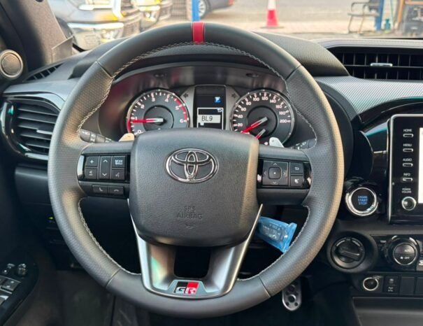 TOYOTA HILUX Image 5