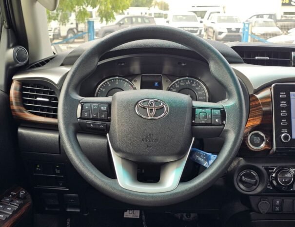 TOYOTA HILUX Image 6