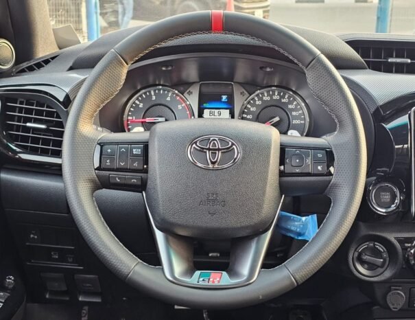 TOYOTA HILUX Image 6