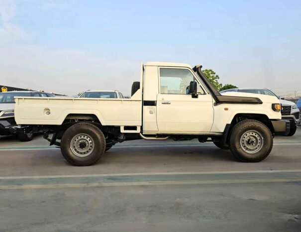 TOYOTA LAND CRUISER PICKUP Image 14