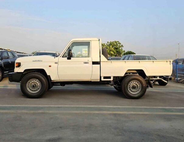 TOYOTA LAND CRUISER PICKUP Image 13