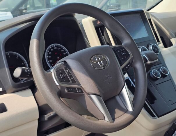 TOYOTA HIACE Image 2