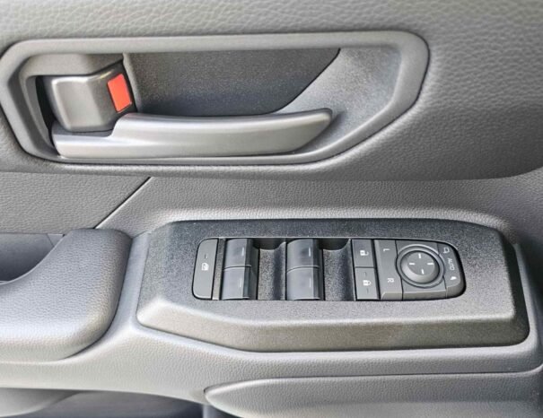 TOYOTA PRADO Image 8