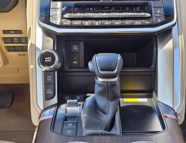 TOYOTA LANDCRUISER Image 6