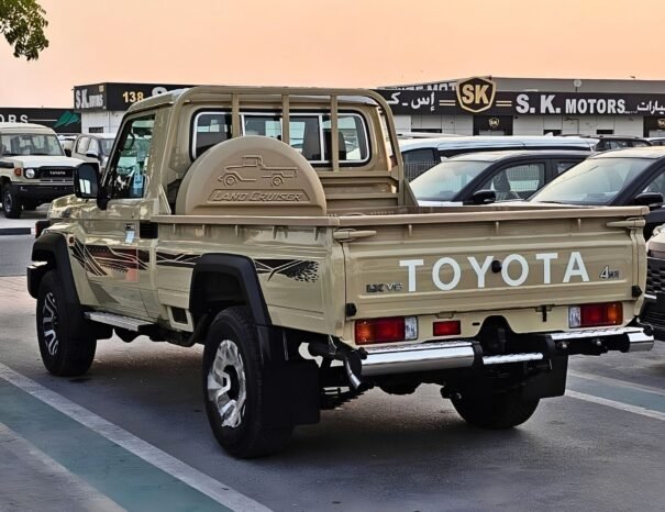 TOYOTA LAND CRUISER PICKUP Image 17