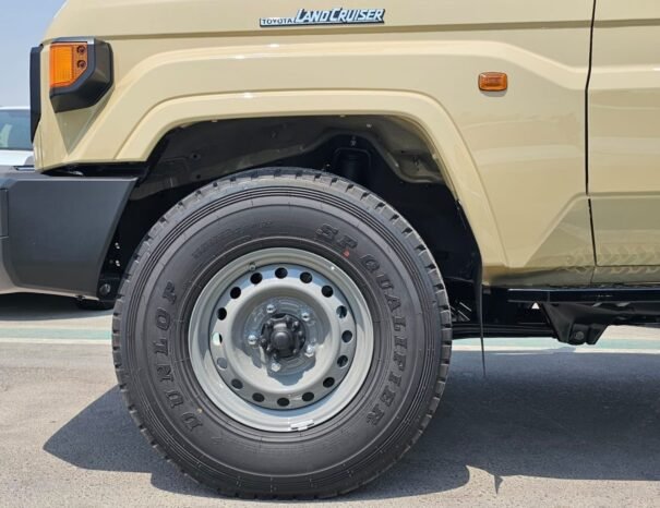 TOYOTA LAND CRUISER PICKUP Image 12