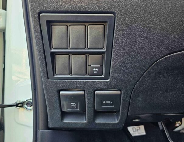TOYOTA HILUX Image 11