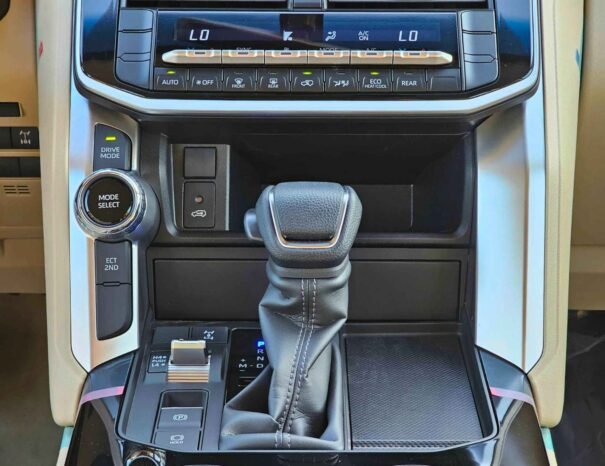 TOYOTA LANDCRUISER Image 8