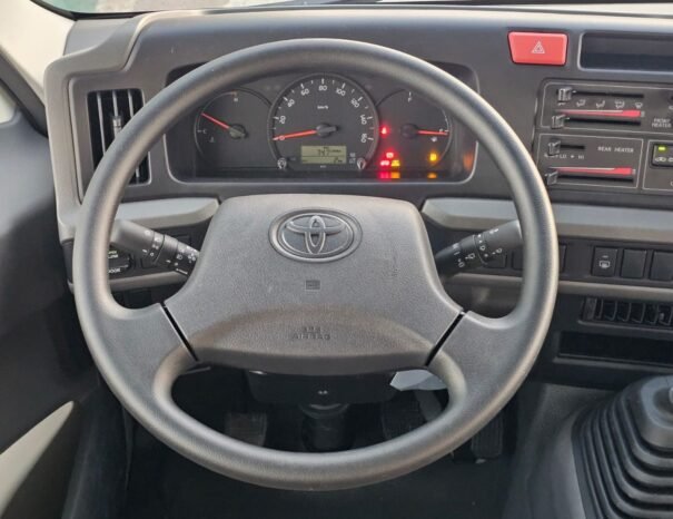 TOYOTA COASTER Image 8