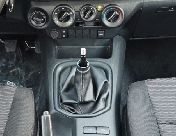 TOYOTA HILUX Image 5