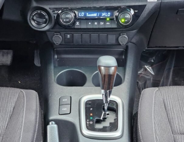 TOYOTA HILUX Image 4