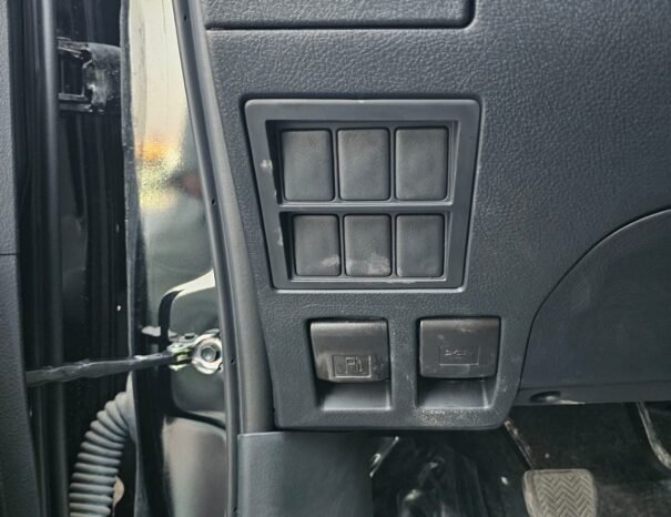 TOYOTA HILUX Image 10