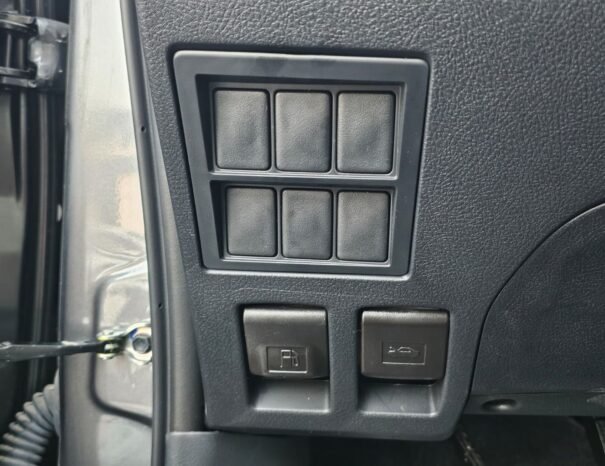 TOYOTA HILUX Image 10