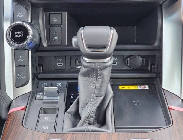 TOYOTA LANDCRUISER Image 6